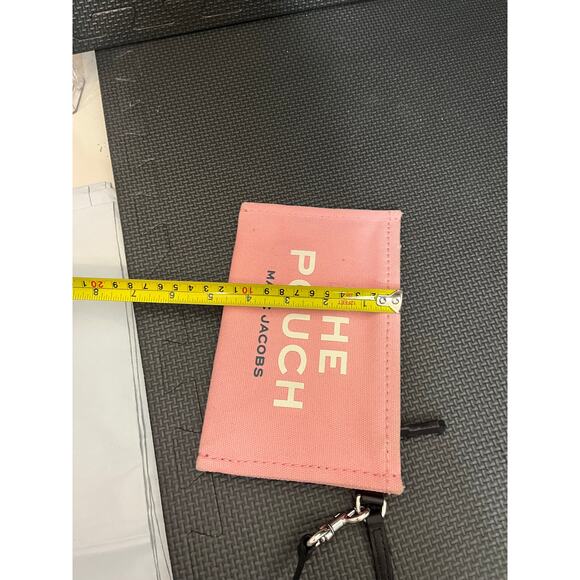 Marc Jacob’s x‎ Peanuts Snoopy Pink Canvas Graphic Print The Pouch Wristlet - Picture 11 of 11